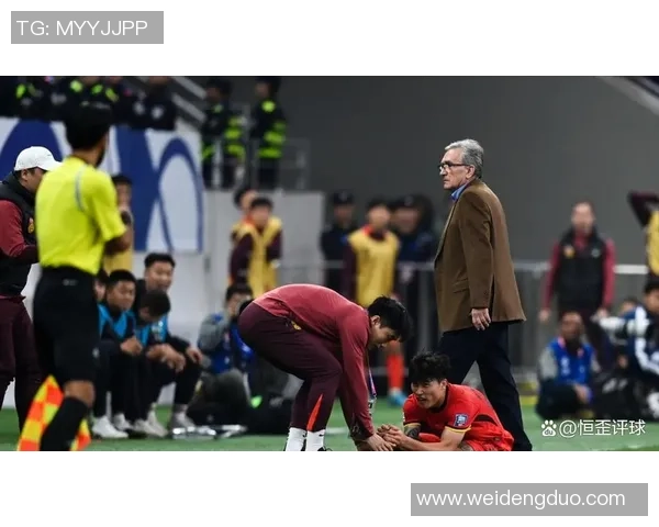 足球场上的跌倒瞬间集锦 看球星如何在意外中展现坚韧与勇气