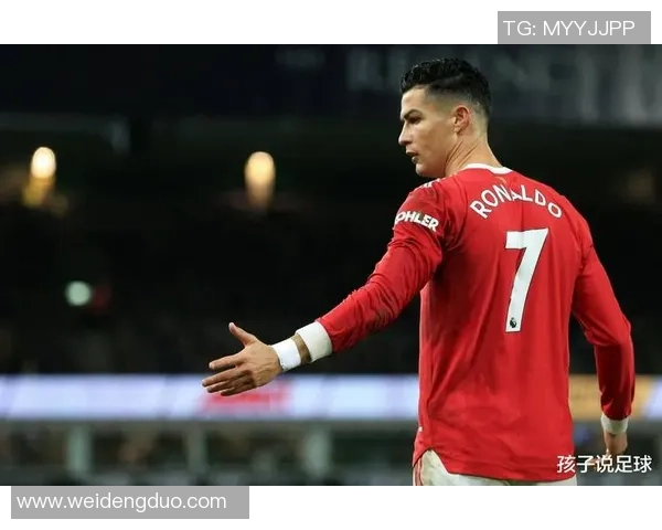 足球与歌声的交响：明星球员与歌手跨界合作的魅力与挑战